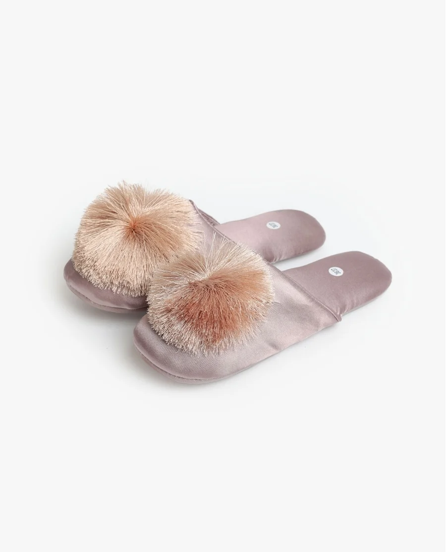 Chinelo de Senhora com Pompom em Cetim Rosa