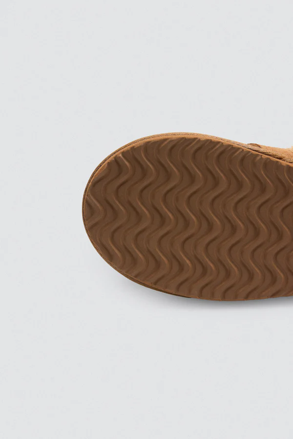 Chinelo Pele de Carneiro Camel