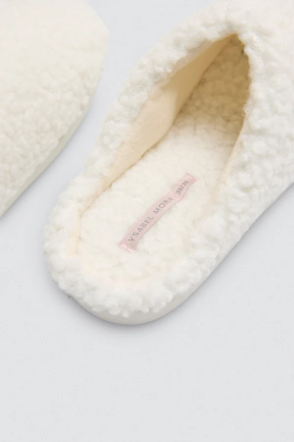 Chinelo de Pele de Carneiro