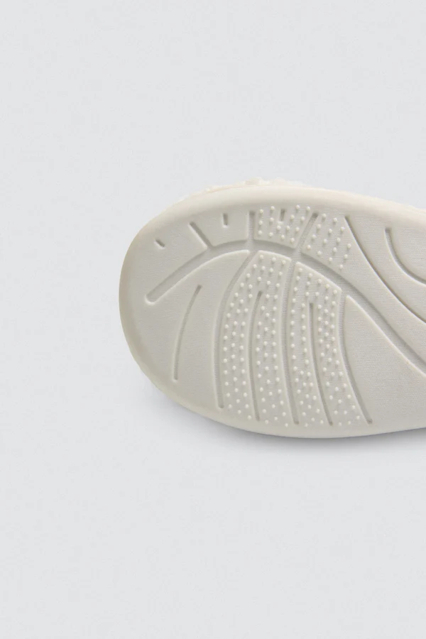 Chinelo de Pele de Carneiro