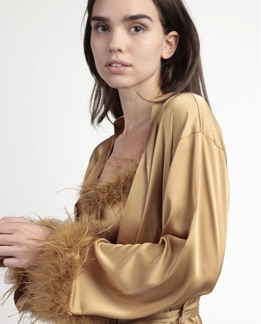 Robe em Cetim com Plumas