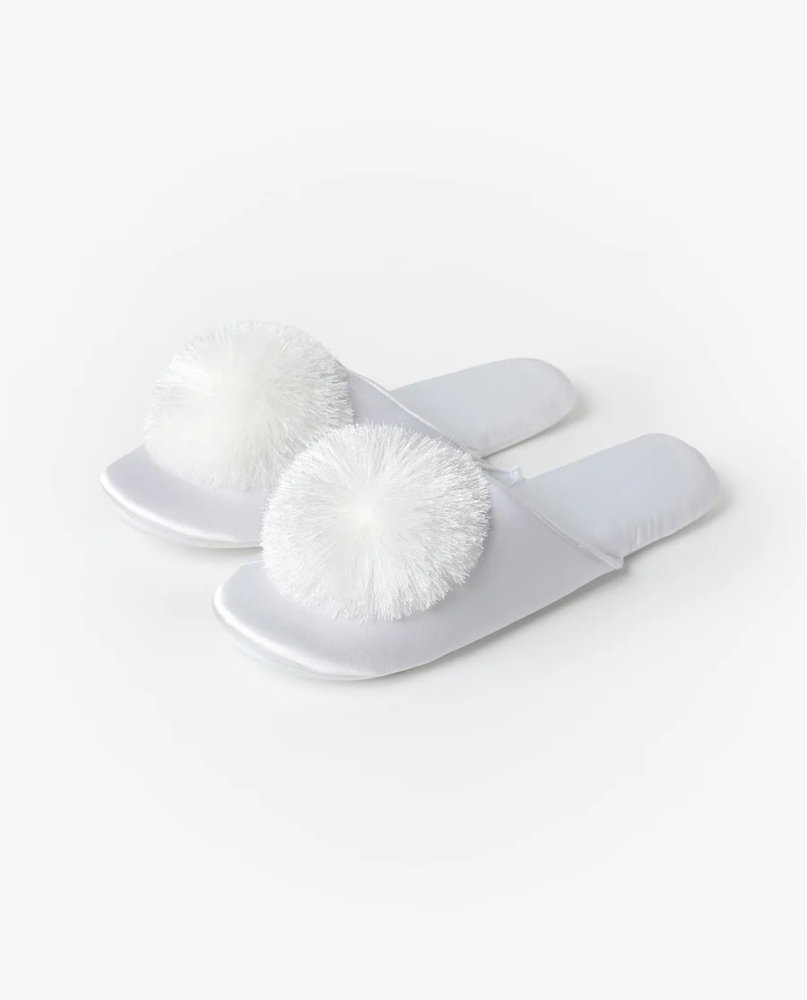 Chinelo de Senhora com Pompom Branco